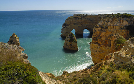 <p>La Asociación de Turismo de Algarve se acercó a Bloom Consulting una vez más en 2018 para el World Traveller project.</p>
                                    <p>Esta vez Bloom Consulting recibió la tarea de investigar y analizar a fondo 8 mercados objetivo para crear un perfil multifacético de turistas de esos mercados específicos.</p>
                                    <p>La investigación incluyó:</p>
                                    <p>• Conocimiento General sobre el mercado clave, desde la demografía, geografía y datos económicos para nociones específicas que van a exponer el perfil genérico del mercado.</p>
                                    <p>• Comprensión a fondo del turista del mercado clave, sus hábitos, sus preferencias, tendencias actuales y toda la información acerca de su comportamiento.</p>
                                    <p>• Acceso al comportamiento del turista del mercado clave para todos los países en el mundo incluyendo temporalidad y los temas predominantes en sus preferencias.</p>
                                    <p>• Comprender los hábitos económicos del turista del mercado clave, particularmente el gasto promedio de viaje y presupuesto diario durante vacaciones.</p>
                                    <p>• Percepciones, conocimiento, menciones de visita y asociaciones de imágenes con Algarve y toda la información estadística y digital de este mercado hacia Algarve.</p>
                                    <p>El proyecto tomó dos meses en completarse.</p>