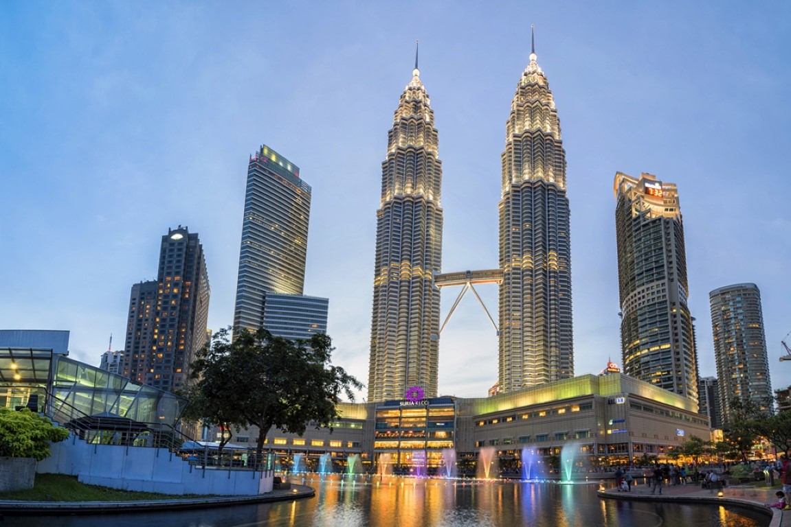 <p>En 2010 Petrosains, la principal empresa petrolera de Malasia, propietaria de la urbanización de las Torres Gemelas Petronas en el centro de Kuala Lumpur (Malasia), decidió explorar el potencial de desarrollo de su sitio, un importante destino de turismo urbano.</p>
                                    <p>La compañía designó a Colliers International para llevar a cabo este trabajo bajo nuestra dirección. El equipo también incluyó a arquitectos para dirigir las propuestas de diseño urbano que emanan de la estrategia de desarrollo del Place Brand propuesto.</p>
                                    <p>Las propuestas para un nuevo punto de vista turístico en la parte superior de una de las torres y las nuevas instalaciones adyacentes fueron posteriormente acordadas por Petrsains y los trabajos comenzaron en 2012.</p>
                                    <p>* Proyecto liderado por Placematters antes de unirse a Bloom Consulting</p>