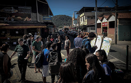 <p>MOINHO, lo que originalmente fuera un molino triguero cuando llegamos a este proyecto, la idea y gran parte del trabajo, estaban orientados a la construcción de un centro comercial. Tras las primeras reuniones con los clientes y la participación de la comunidad local en un área frágil de la ciudad, se detectó con claridad la oportunidad para el cliente de llevar a cabo un proyecto de gran impacto social y la necesidad, liderada por la comunidad, de una nueva centralidad que sustentaría el desarrollo de la región. Además de desarrollar un nuevo modelo de negocios, creamos el posicionamiento, las directrices para ocupar los espacios públicos y privados y el alineamiento del proyecto arquitectónico con el nuevo negocio y el nuevo posicionamiento.</p>
                                    <p>El proyecto se define como el “centro de la vida colectiva” y se estructura en torno a cuatro ejes: educación, vivienda, salud y comercio, todos ellos alineados transversalmente con el objetivo del impacto social que permea la totalidad del proyecto. Los ejes buscan fortalecer las características y el know-how local, sirviendo de nuevo punto de centralidad que conecta la región, considerada periférica en la ciudad, con el resto del mundo.</p>
                                    <p>* Proyecto dirigido por P4US antes de unirse con Bloom Consulting</p>