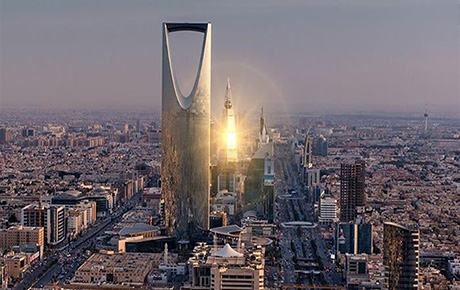 <p>En 2020, la Comision Real para la Ciudad de Real (RCRC por sus siglas en inglés) comisiono a Bloom Consulting para desarrollar la strategia de marca ciudad de Riyadh y su plan de implementación.</p>
                                    <p>Actualmente Riyadh se está sometiendo a un proceso de transformación para convertirse en una ciudad global bajo el programa Riyadh 2030.</p>
                                    <p>El proyecto involucró una evaluación completa de la marca ciudad y medidas para entender las percepciones y el atractivo de Riyadh para ciudadanos globales, turistas, inversionistas, y talentos alrededor del mundo. Fue importante entender como posicionar a Riyadh desde una perspectiva de marca.</p>
                                    <p>Bloom Consulting desarrolló la estrategia de marca ciudad para Riyadh proveyendo apoyo constante y supervisión de la fase de implementación del proyecto. También estableció futuros indicadores claves de desempeño para la ciudad.</p>
                                    <p>Uno de los aspectos más importantes fue asegurarse que todos los stakeholders trabajasen alineados con la estrategia.</p>
                                    <p>Bloom Consulting también aconsejará la implementación, proveerá soporte estratégico y construirá capacidades para todos los mega proyectos siendo desarrollados en la ciudad.</p>
                                    <p>Mas información en: <a href='https://riyadhcitybrand.com/' target='_blank'>https://riyadhcitybrand.com/</a></p>