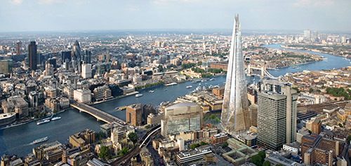 <p>Em 2013, fomos indicados pela Team London Bridge (TLB) e pelo Business Improvement District for North Southwark, para preparar uma estratégia de turismo para a Marca Territorial da área e uma identidade de marca para promover a sua oferta e experiências.</p>
                                    <p>A área é um dos grandes símbolos históricos, culturais e comerciais de Londres. Culturalmente, era o lar de Chaucer, Shakespeare e Dickens e agora hospeda vários teatros mundialmente conhecidos, incluindo The Globe e The Bridge, o mais novo deles.</p>
                                    <p>O projeto foi orientado por um pequeno grupo de stakeholders-chave da área.</p>
                                    <p>Uma proposta detalhada da marca - 'London Bridge Revealed' - foi aprovada em dezembro de 2013 e lançada na primavera de 2014.</p>
                                    <p>Esta Marca Territorial resultou num aumento reconhecível do turismo na área e no estabelecimento novamente como motor da economia londrina, ajudado pela construção do edifício The Shard e pelo desenvolvimento do 'London Bridge Quarter' como zona principal de escritórios e negócios.</p>
                                    <p>* Projeto desenvolvido por Placematters antes da fusão com a Bloom Consulting</p>