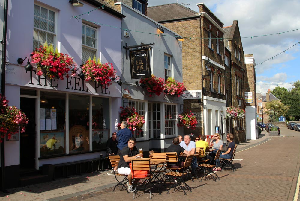 <p>O Centro da Cidade de Twickenham, juntamente com o Centro da Cidade de Wembley, acolhe dois destinos desportivos internacionais - Wembley e Twickenham Stadiums, o primeiro para futebol, o segundo para rugby.</p>
                                    <p>No período de 2010-2011, os bairros londrinos de Brent (Wembley), Richmond (Rio Tamisa) e Twickenham pediram à equipa da Colliers International para criar estratégias de Marca Territorial no centro da Cidade que foram concebidas para agradar aos seus estádios adjacentes. Liderámos as duas equipas que trabalharam nesses projetos.</p>
                                    <p>Este trabalho contribuiu para a revisão das Estruturas de Desenvolvimento Local, foi objeto de programas de consulta e incluiu a conceção de cenários alternativos para a oferta futura dos centros. Para realizar este trabalho, desenvolvemos o conceito de 'The Really Useful High Street' e uma ferramenta de avaliação para medir esses locais.</p>
                                    <p>* Projeto desenvolvido por Placematters antes da fusão com a Bloom Consulting</p>